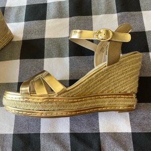 Womens size 10M Kelsi Dagger metallic gold wedges